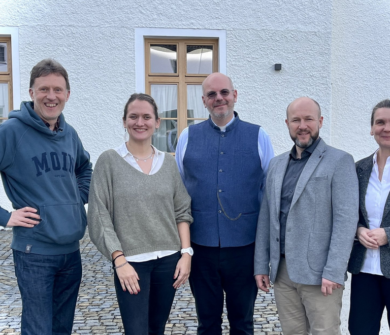 Das Team der Seelsorge lächelt in die Kamera.